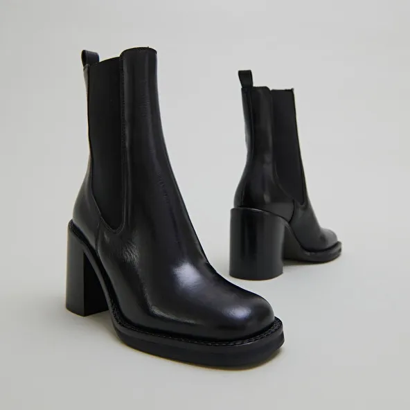 Ankle boots with overflowing heels in black leather