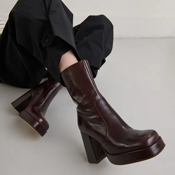 Heeled ankle boots with square toes in chocolate distressed leather