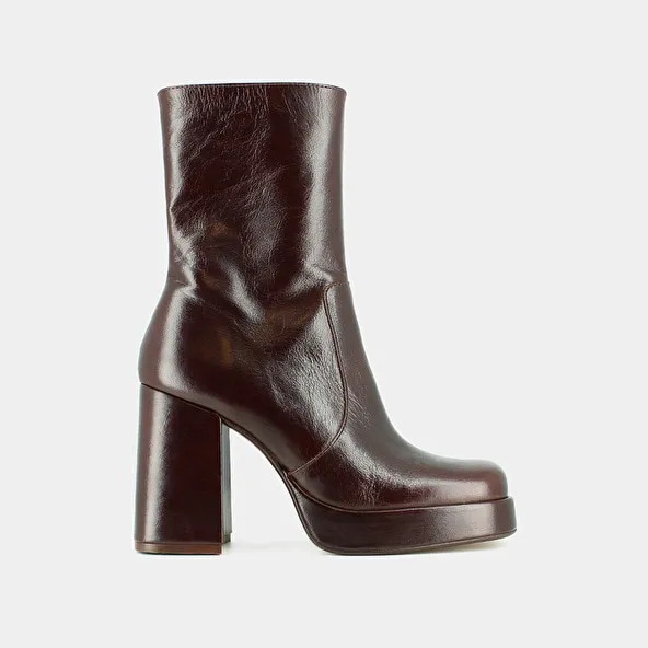 Heeled ankle boots with square toes in chocolate distressed leather