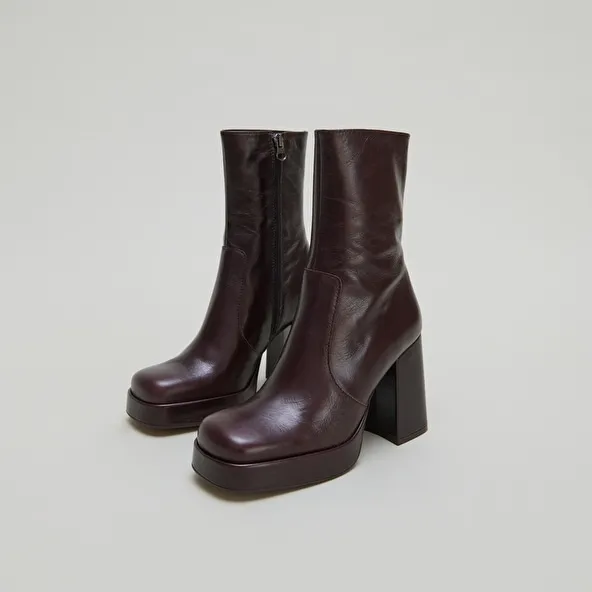 Heeled ankle boots with square toes in chocolate distressed leather