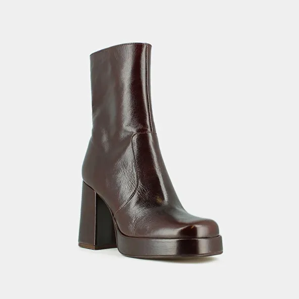 Heeled ankle boots with square toes in chocolate distressed leather