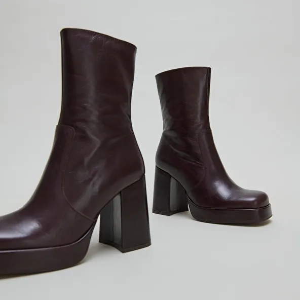 Heeled ankle boots with square toes in chocolate distressed leather