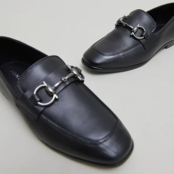 Loafers with square bits and boxes in black leather