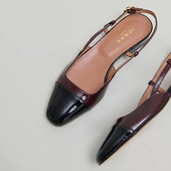 Open ballet flats in black patent leather and burgundy pleated patent