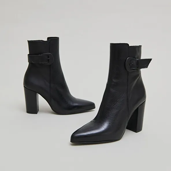 Pointed toe boots with buckles in black leather