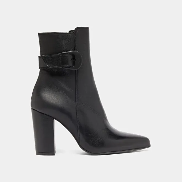 Pointed toe boots with buckles in black leather