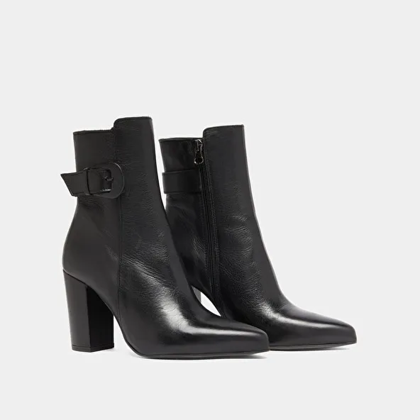 Pointed toe boots with buckles in black leather