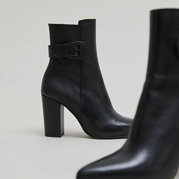 Pointed toe boots with buckles in black leather