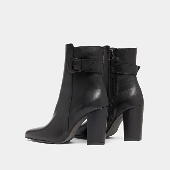 Pointed toe boots with buckles in black leather